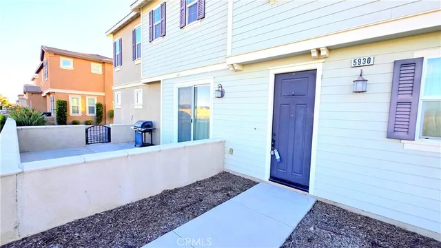 a view of a house with backyard and sitting area