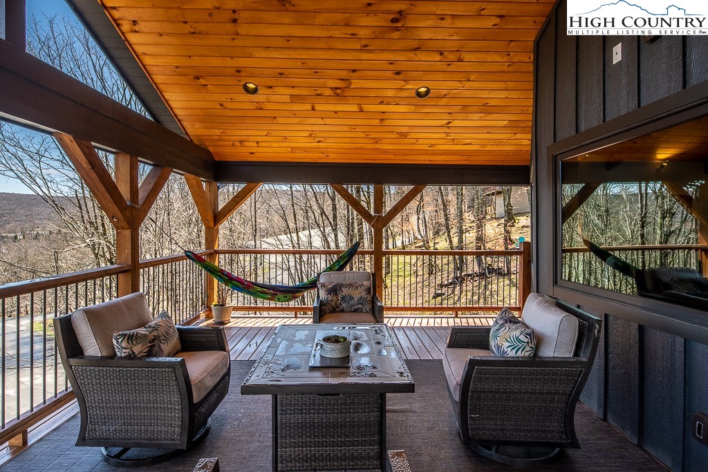 102 Ski Beech Road Beech Mountain, NC 28604 - Photo 19 of 40 a living room with furniture and a window