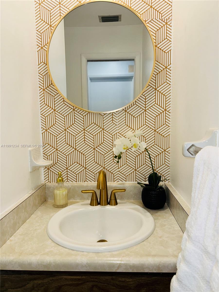 5100 Rilma Avenue Sarasota, FL 34234 - Photo 11 of 27 Guest Bath