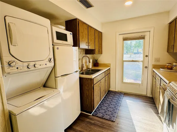 $2,500 | 5100 Rilma Avenue, Sarasota, FL 34234