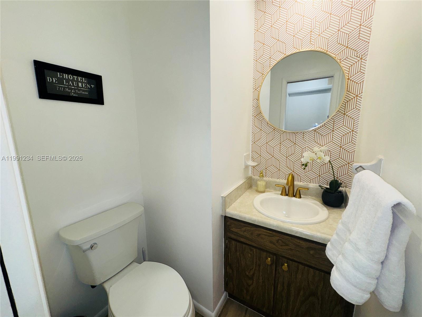 5100 Rilma Avenue Sarasota, FL 34234 - Photo 6 of 27 Guest Bath