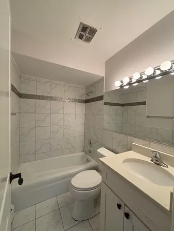 $2,100 | 5348 North Cumberland Avenue, Unit 214, Chicago, IL 60656