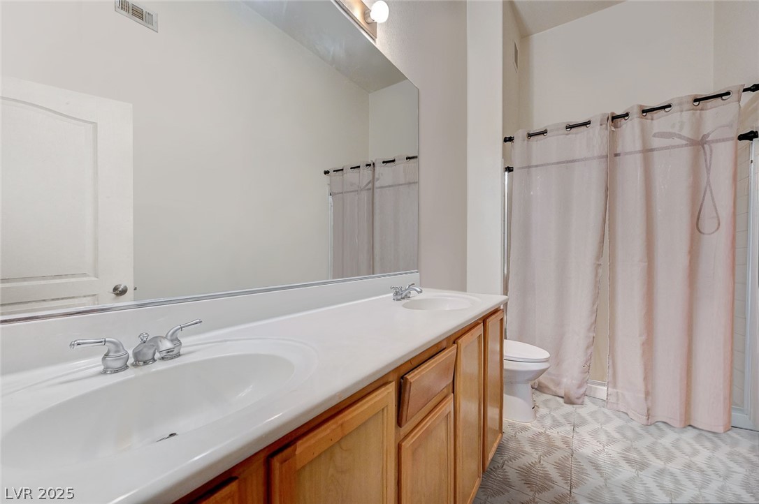 2305 West Horizon Ridge Parkway, Unit 1223 Henderson, NV 89052 - Photo 20 of 28 Full bath with double vanity and curtained shower