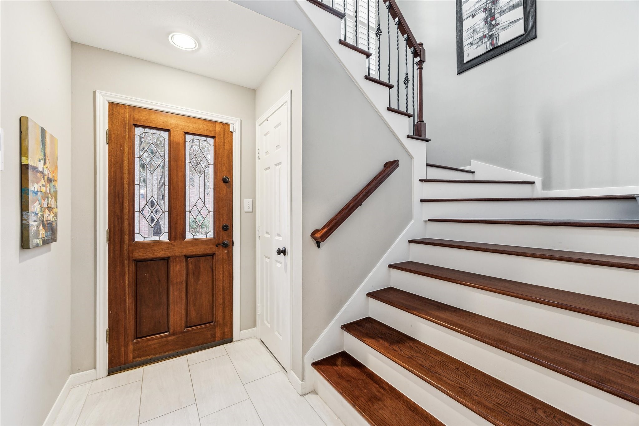 920 Cohn Street Houston, TX 77007 - Photo 3 of 24 Glamorous entrance with its wide staircase and tiled floor.