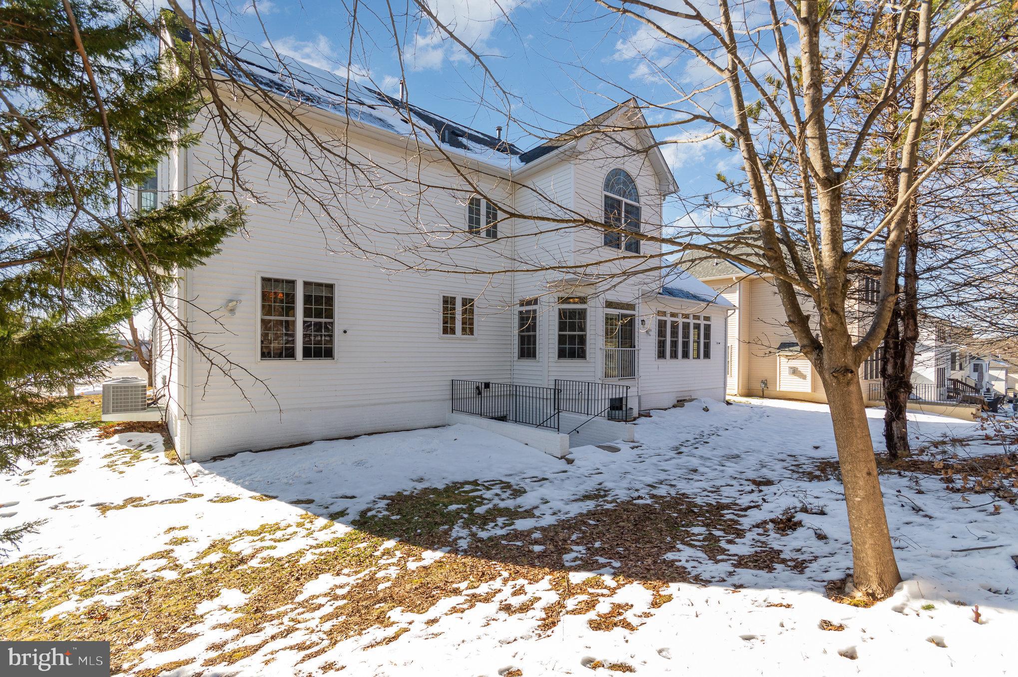 3376 Logstone Drive Triangle, VA 22172 - Photo 3 of 24 Walkout Walk-up Basement
