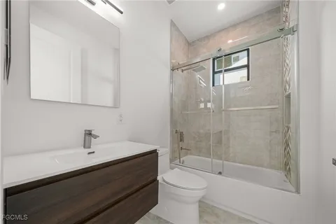 an empty room with closet and a ceiling fan