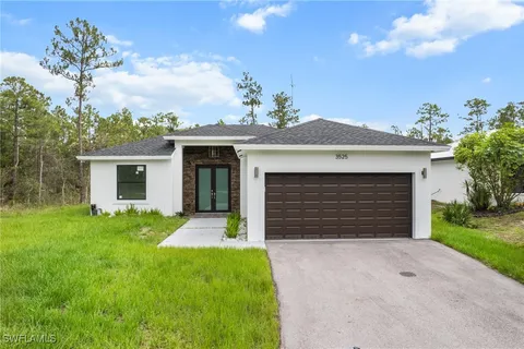 a view of a house with backyard