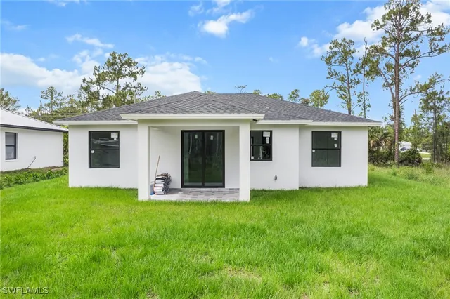 a view of a house with backyard