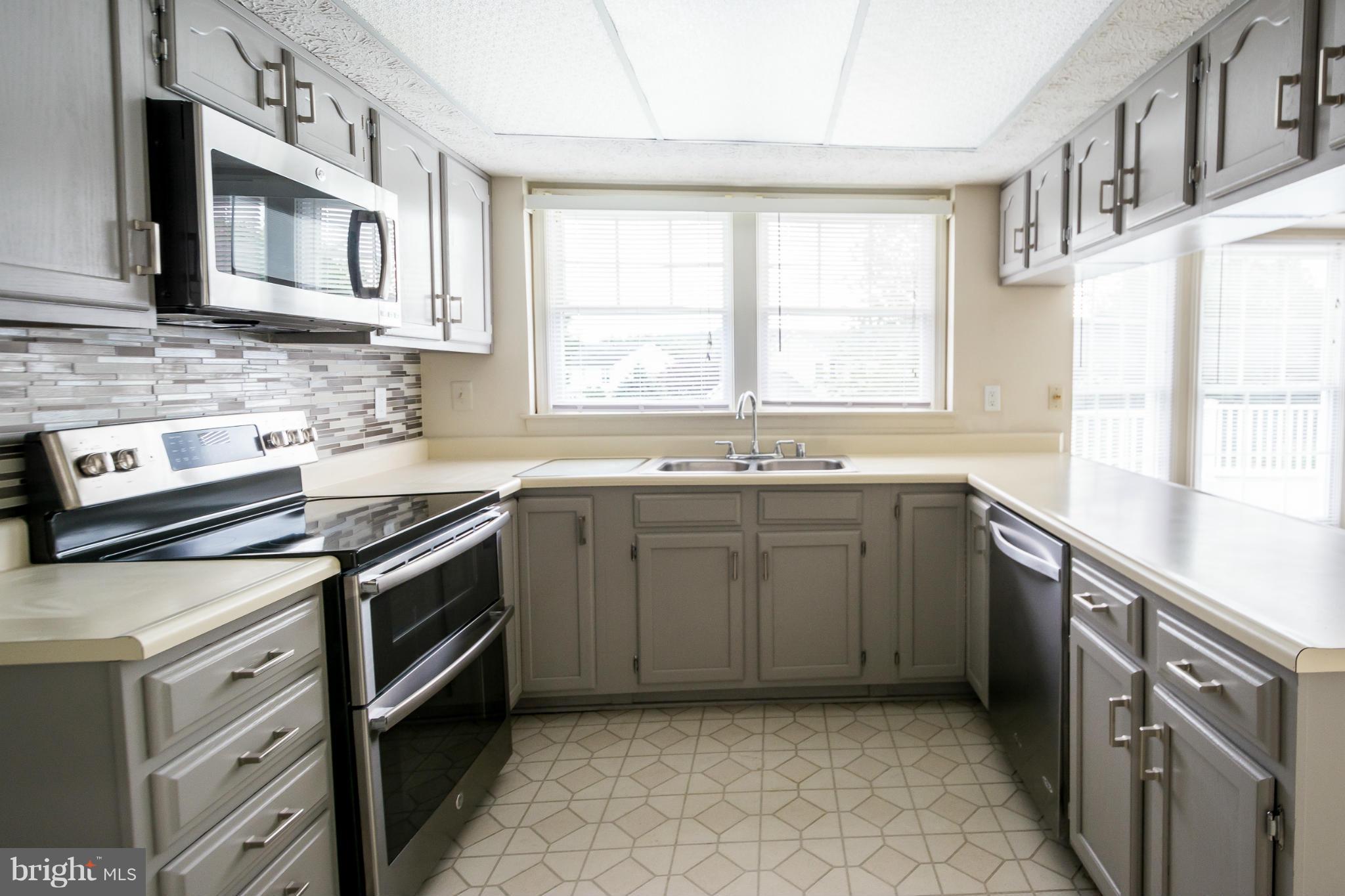 910 Metfield Road Baltimore, MD 21286 - Photo 21 of 22 a kitchen with stainless steel appliances a sink stove and cabinets