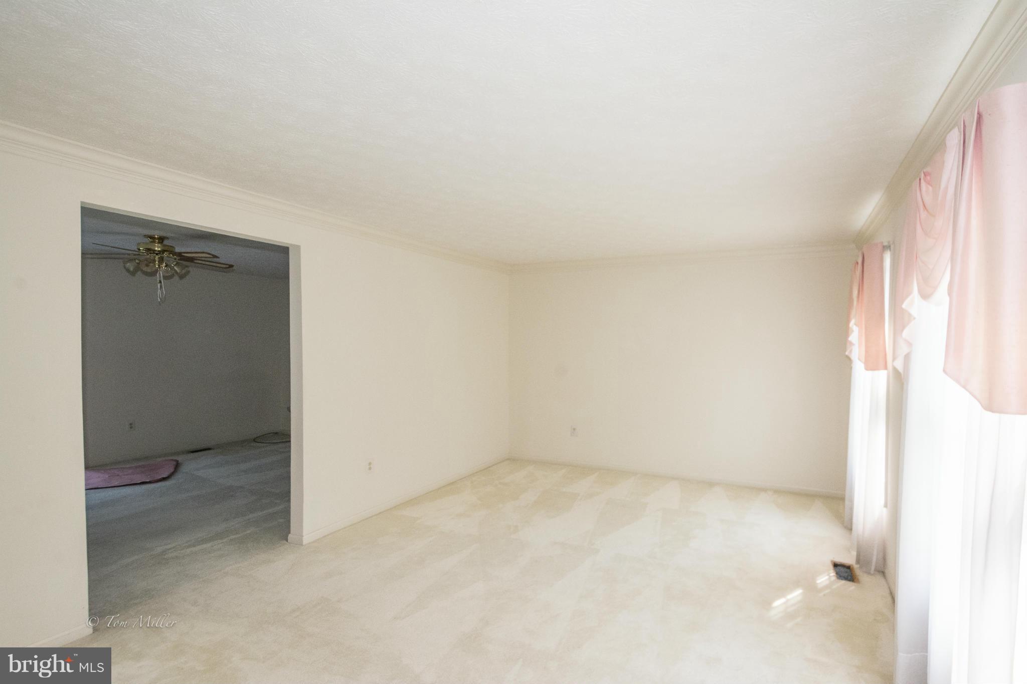 910 Metfield Road Baltimore, MD 21286 - Photo 8 of 22 an empty room with a window