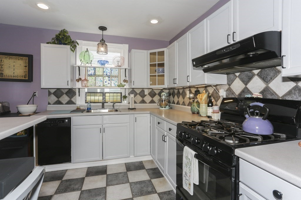 82 Newport Road Hull, MA 02045 - Photo 9 of 32