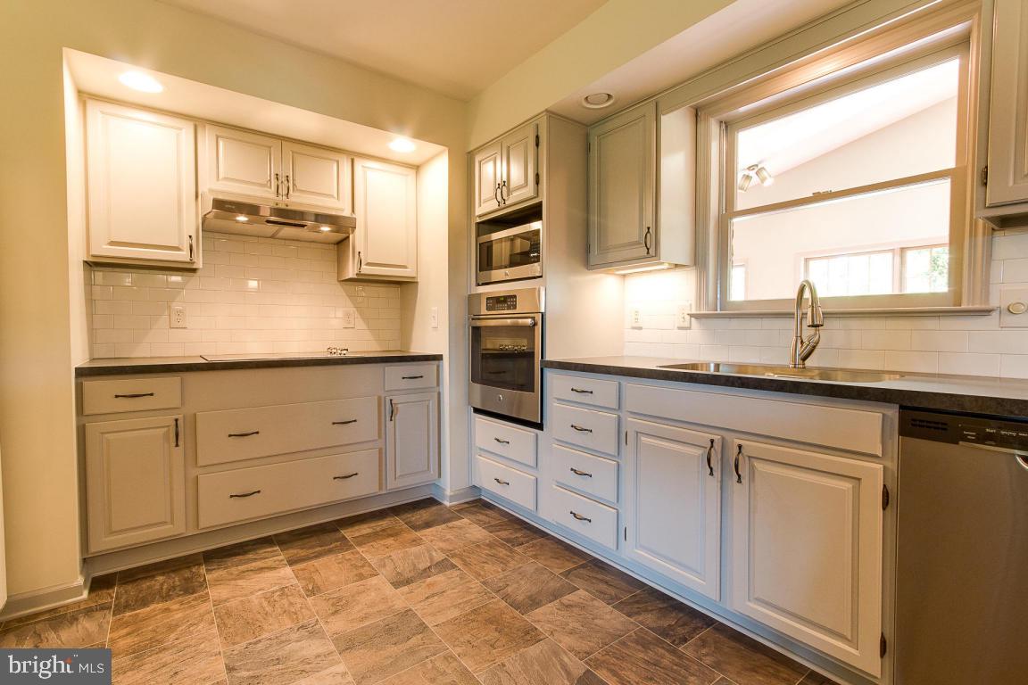 100 Race Street Lititz, PA 17543 - Photo 10 of 41