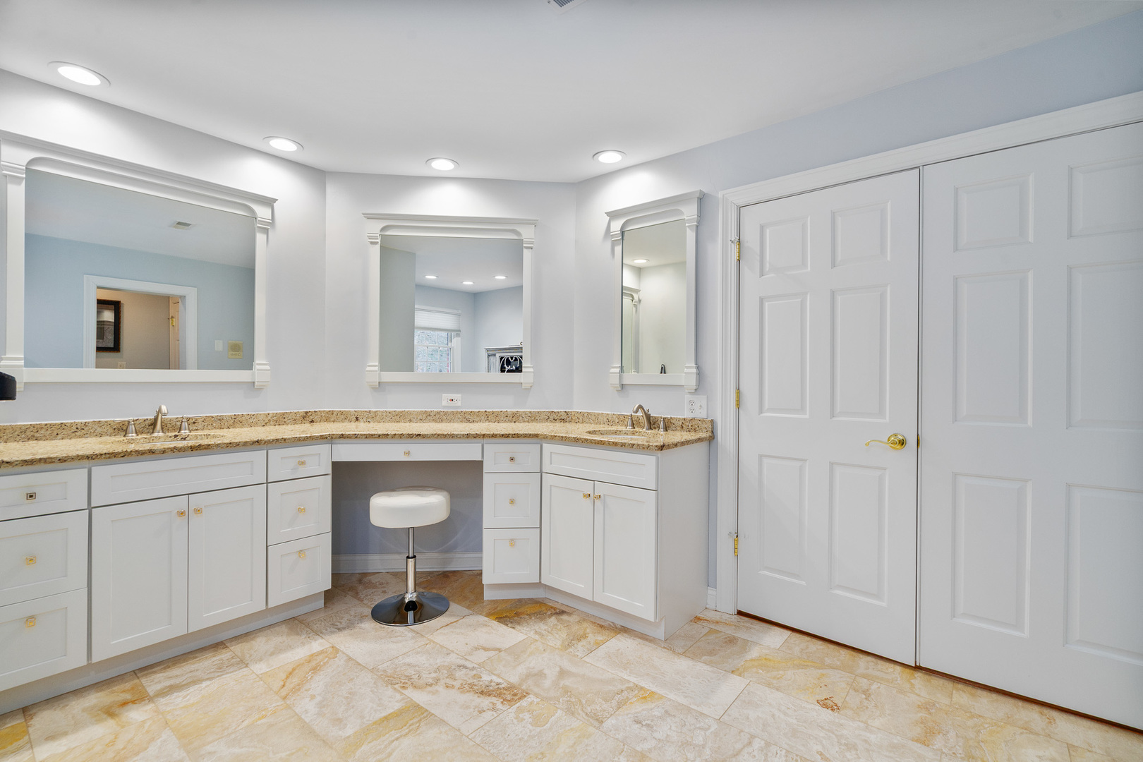 19427 Hunter Trail Mokena, IL 60448 - Photo 38 of 72 a bathroom with a sink and a mirror