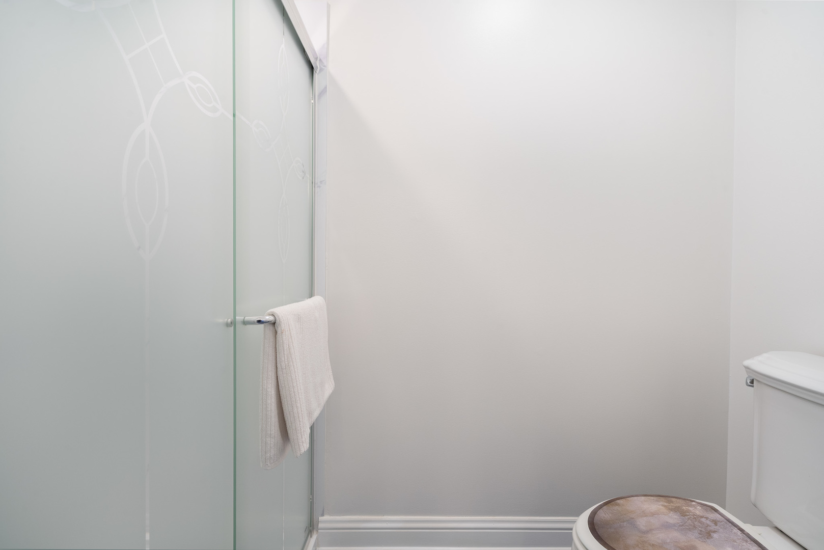 19427 Hunter Trail Mokena, IL 60448 - Photo 40 of 72 a bathroom with a shower curtain