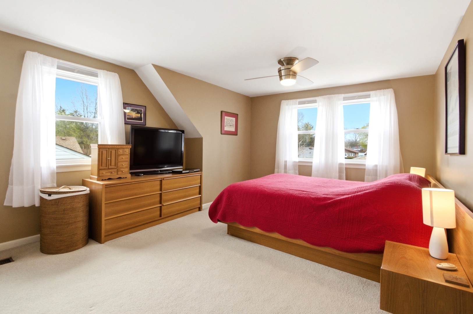 221 South Michigan Avenue Addison, IL 60101 - Photo 13 of 25 a living room with furniture and a flat screen tv
