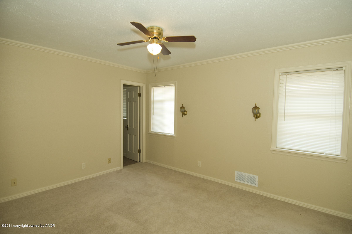 1221 South Austin Street Amarillo, TX 79102 - Photo 13 of 28 an empty room with a window