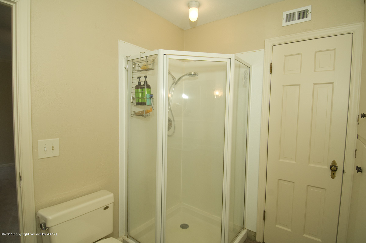 1221 South Austin Street Amarillo, TX 79102 - Photo 14 of 28 a bathroom with a shower and a toilet