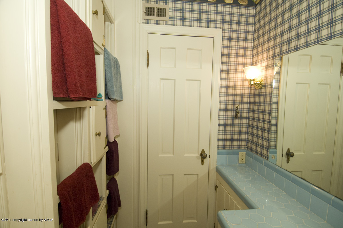 1221 South Austin Street Amarillo, TX 79102 - Photo 18 of 28 a bathroom with a shower