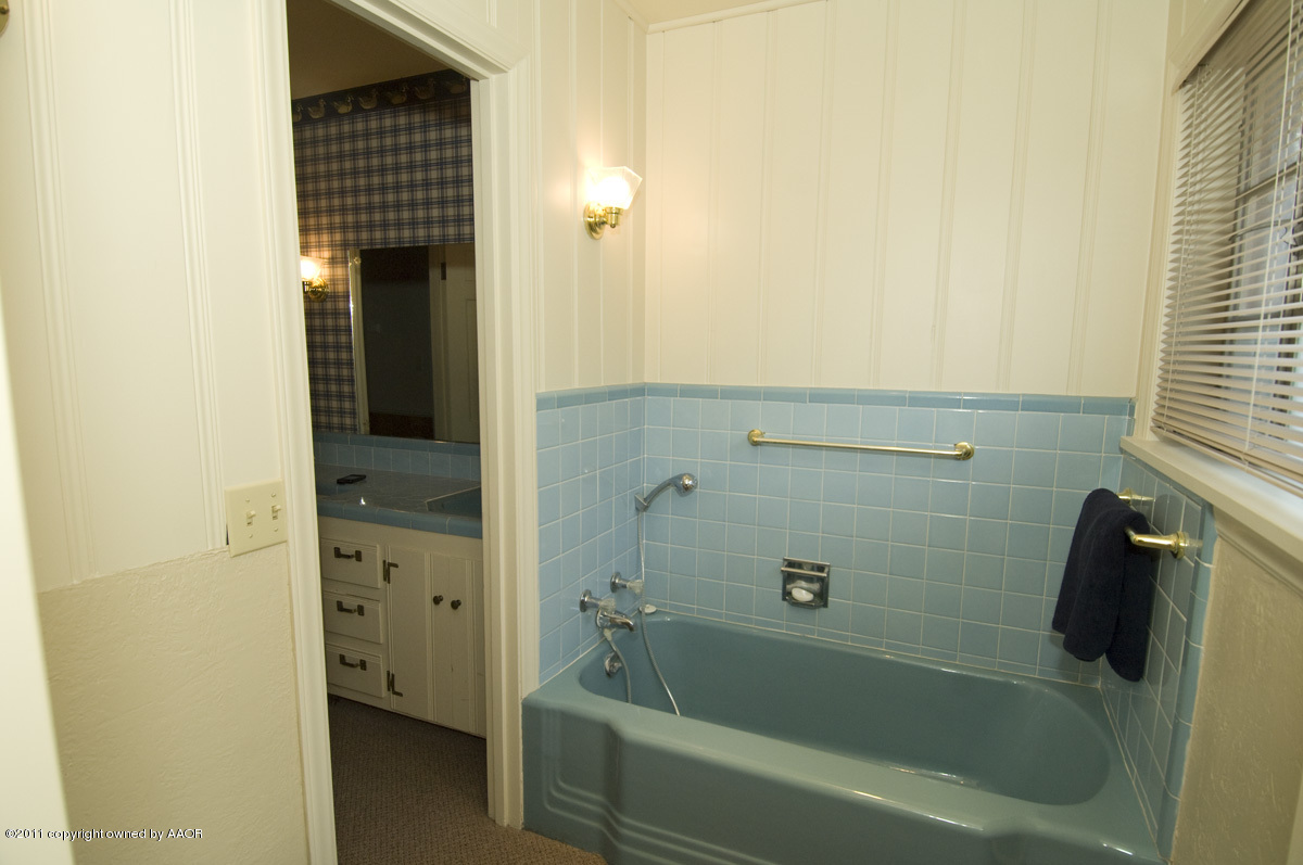 1221 South Austin Street Amarillo, TX 79102 - Photo 21 of 28 a bathroom with a bathtub and a shower