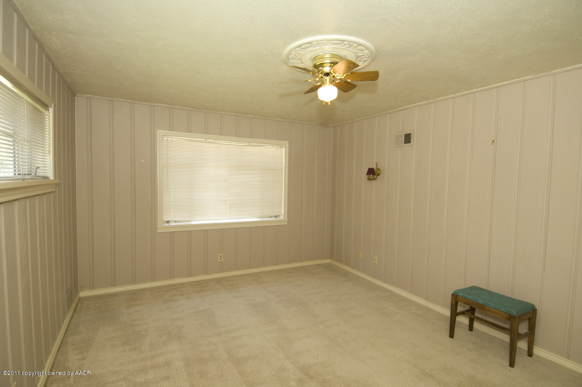 1221 South Austin Street Amarillo, TX 79102 - Photo 22 of 28 a view of livingroom with windows