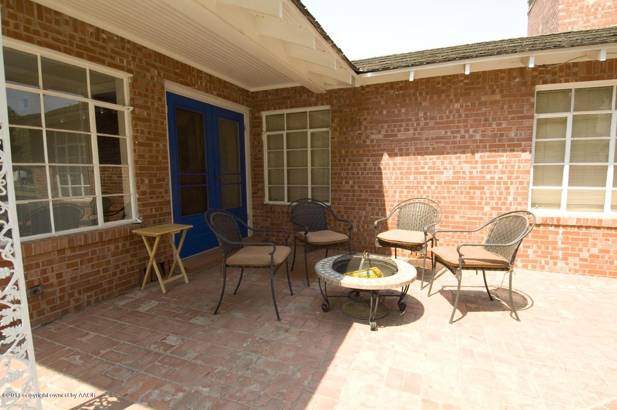 1221 South Austin Street Amarillo, TX 79102 - Photo 24 of 28 a outdoor space with a couch and a window