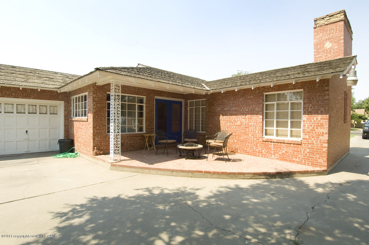 1221 South Austin Street Amarillo, TX 79102 - Photo 25 of 28 a backyard of a house with table and chairs