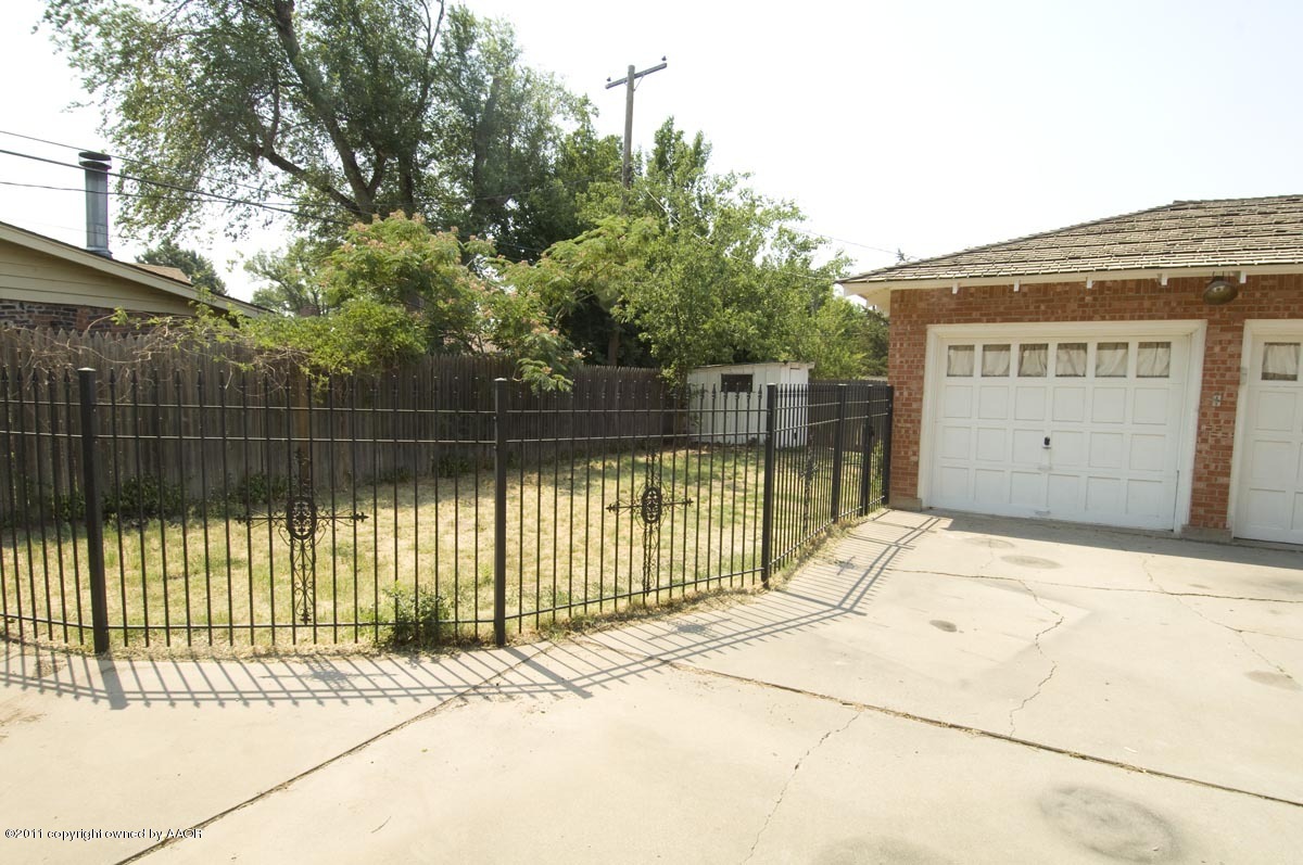 1221 South Austin Street Amarillo, TX 79102 - Photo 26 of 28 a view of a backyard