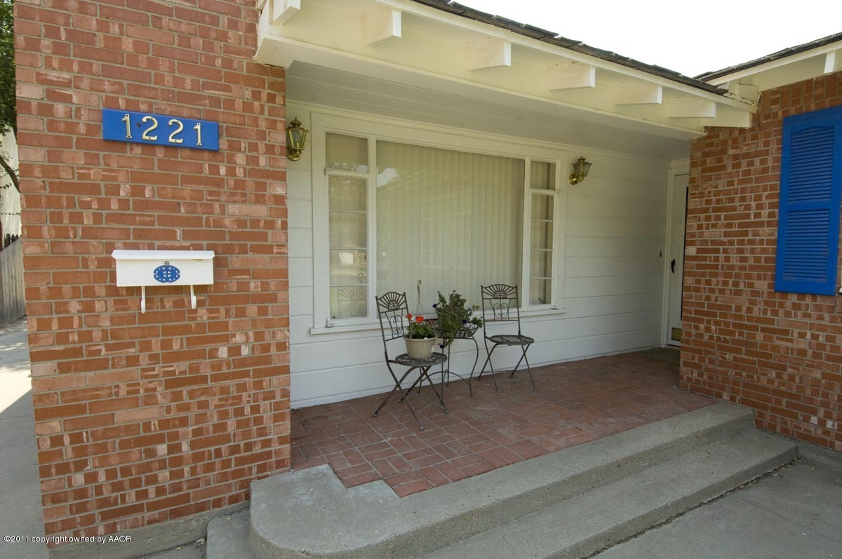 1221 South Austin Street Amarillo, TX 79102 - Photo 3 of 28 a brick building with a bench and bench