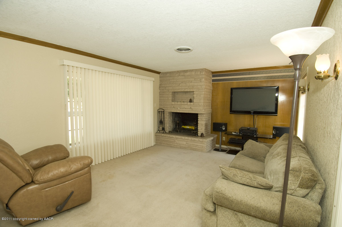 1221 South Austin Street Amarillo, TX 79102 - Photo 4 of 28 a living room with furniture and a flat screen tv