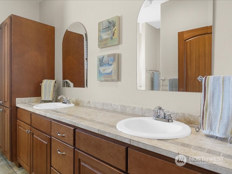 285 West Birnie Slough Road Cathlamet, WA 98612 - Photo 19 of 40 a bathroom with double vanity sinks and a mirror