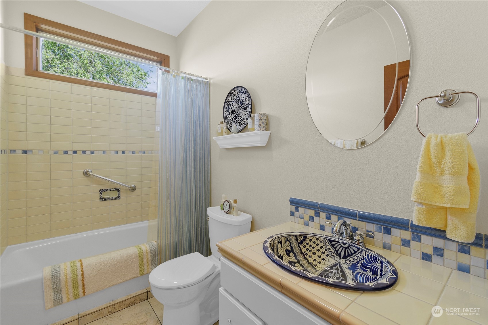 285 West Birnie Slough Road Cathlamet, WA 98612 - Photo 22 of 40 a bathroom with a toilet a sink and bathtub