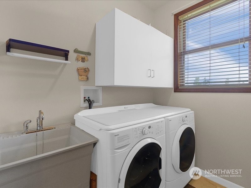 285 West Birnie Slough Road Cathlamet, WA 98612 - Photo 25 of 40 a utility room with dryer and washer