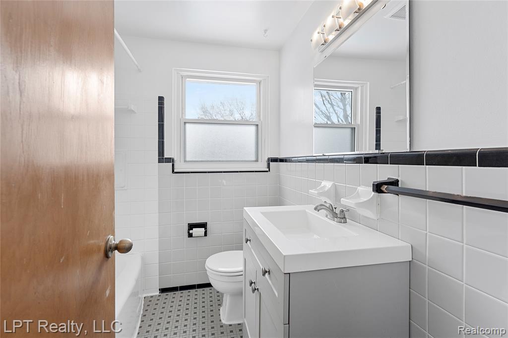 2629 West Road Trenton, MI 48183 - Photo 7 of 10