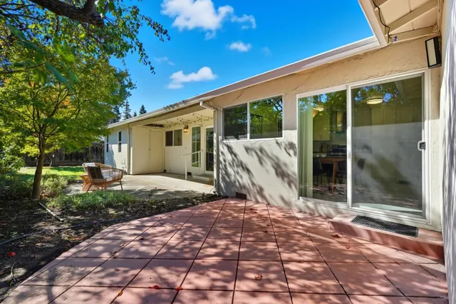 a view of a house with backyard and porch