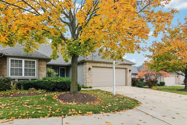 $346,000 | 1923 Schomer Court, Unit 1923, Aurora, IL 60505