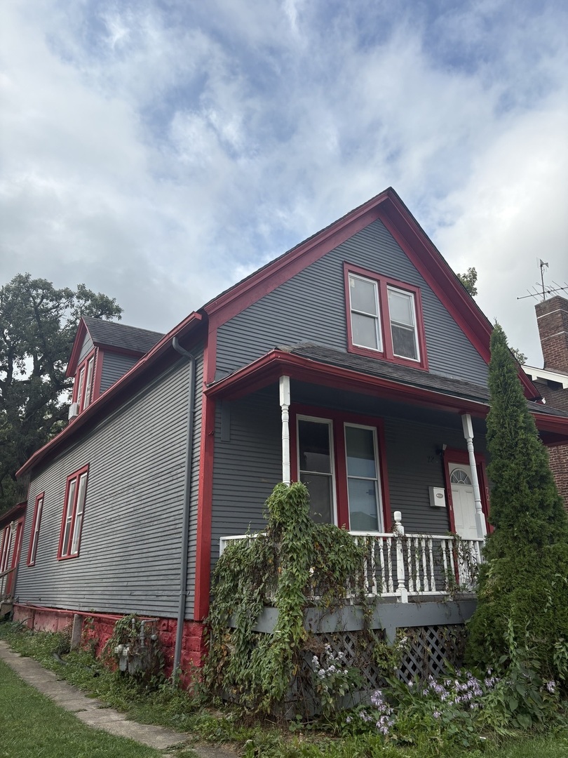 72 19th Street Chicago Heights, IL 60411 - Photo 1 of 7 a front view of a house with garden