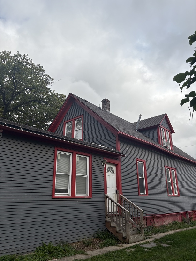 72 19th Street Chicago Heights, IL 60411 - Photo 7 of 7 a front view of a house with garden