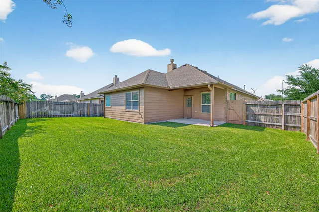 a view of a house with a backyard