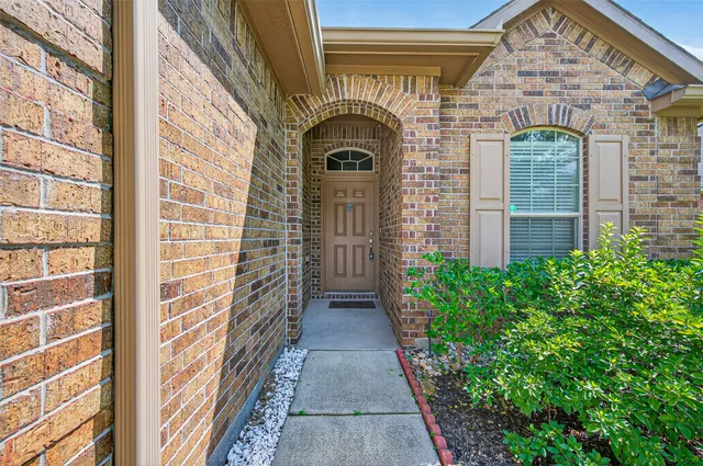 a view of entryway with a flower garden
