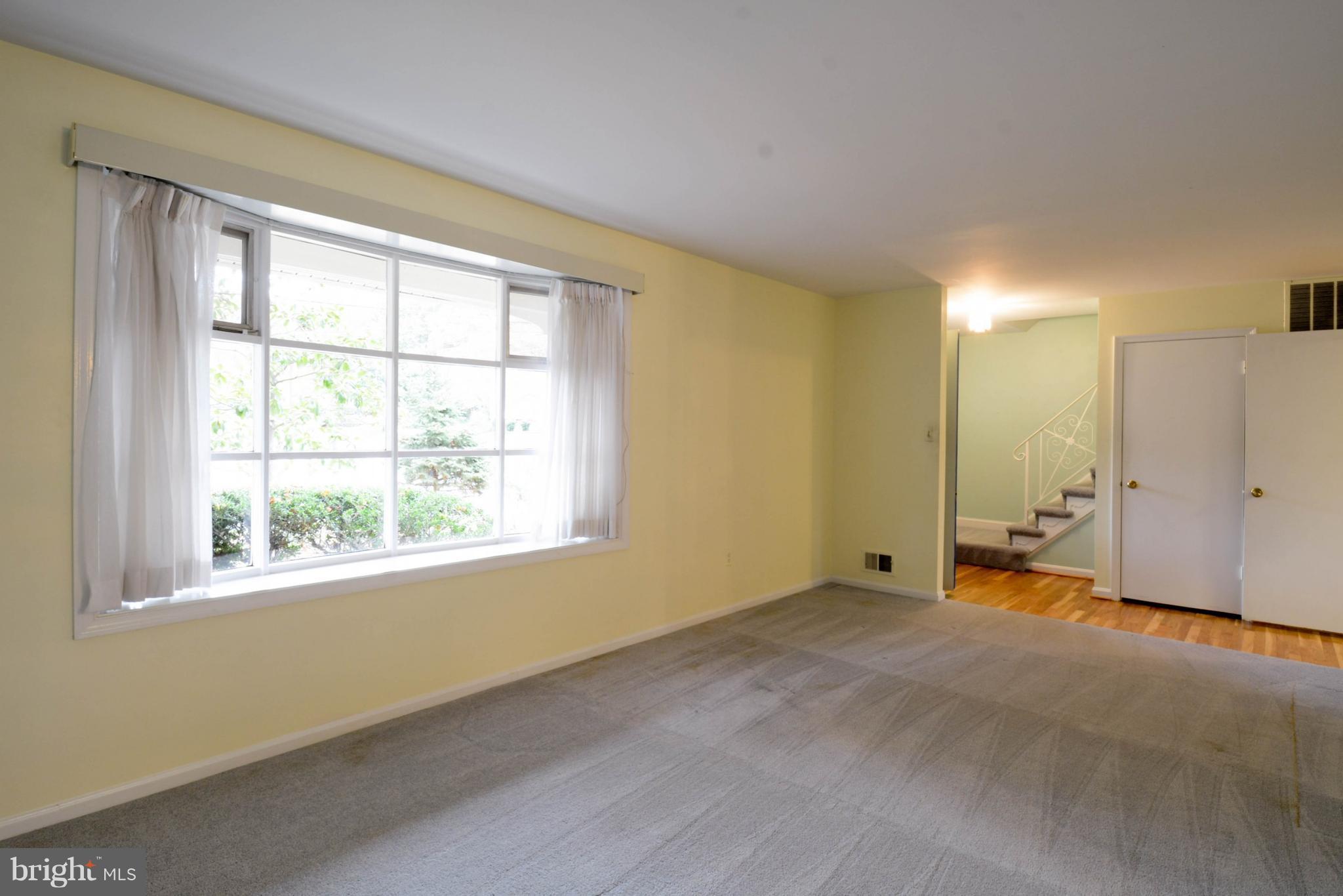 6912 Vancouver Road Springfield, VA 22152 - Photo 12 of 30 Living Room