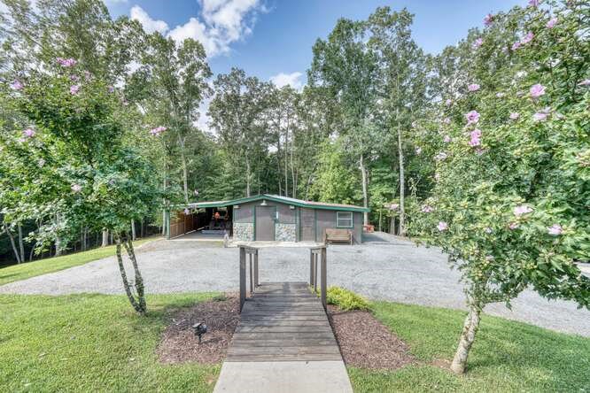 245 Panther Hill Road Murphy, NC 28906 - Photo 47 of 57 a backyard of a house with table and chairs