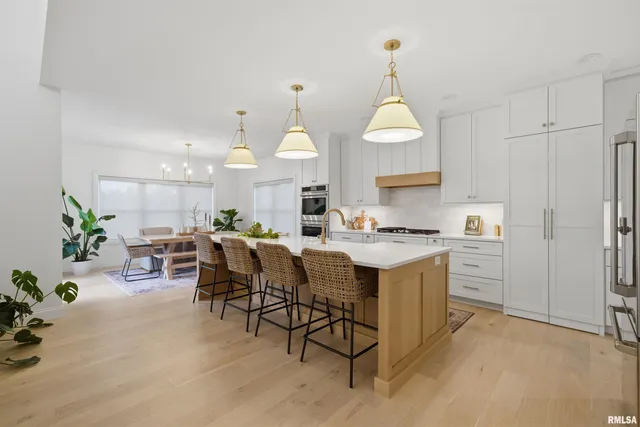 $799,900 | 201 Royal Point Court, Pekin, IL 61554