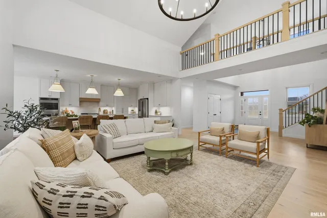 $799,900 | 201 Royal Point Court, Pekin, IL 61554