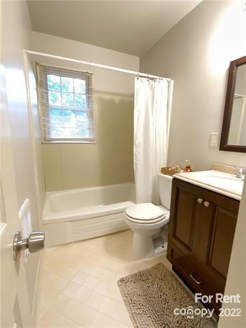 4226 Castleton Road Charlotte, NC 28211 - Photo 7 of 14 a bathroom with a toilet a sink and a bathtub