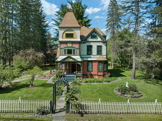 a view of a house with a backyard