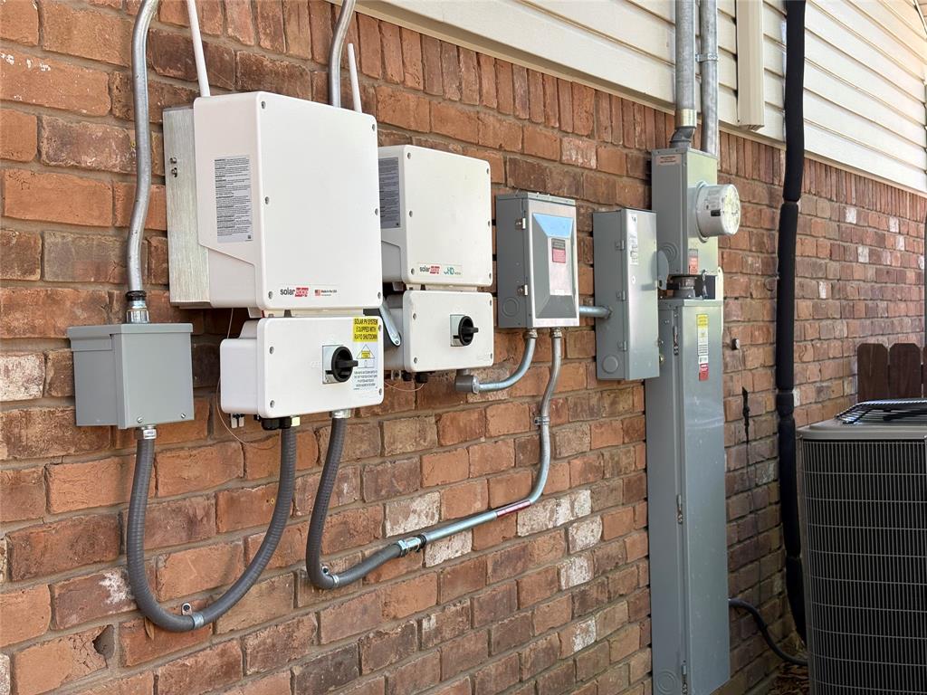 111 Granada Square Canton, TX 75103 - Photo 15 of 18 Solar Pannel electrical system