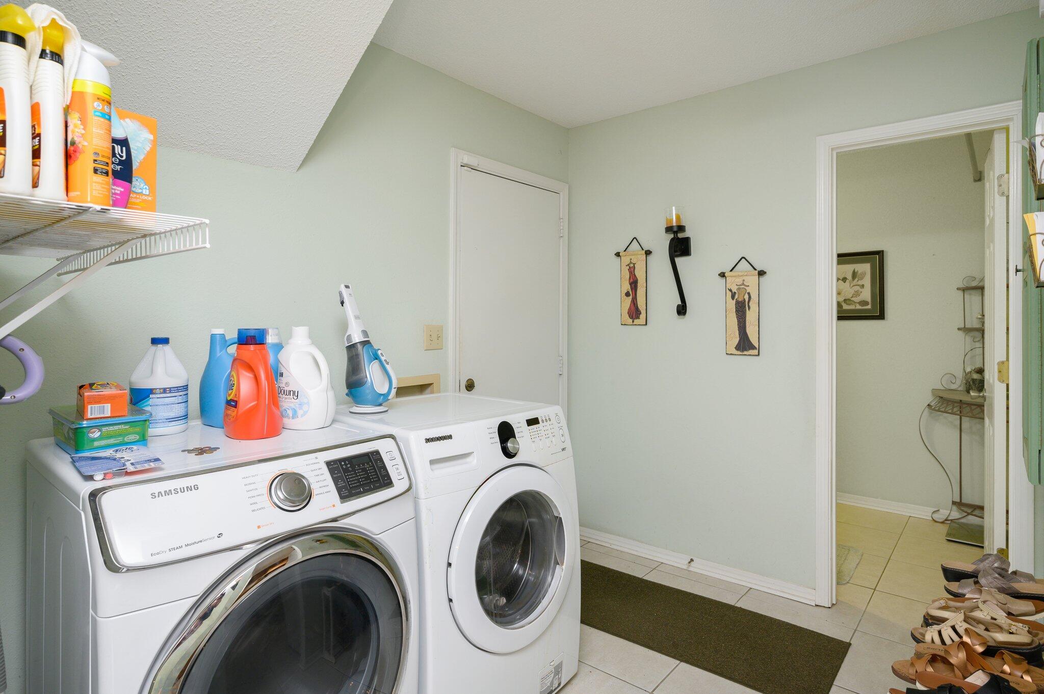 811 Valley Road Crestview, FL 32539 - Photo 10 of 26 a utility room with dryer and washer