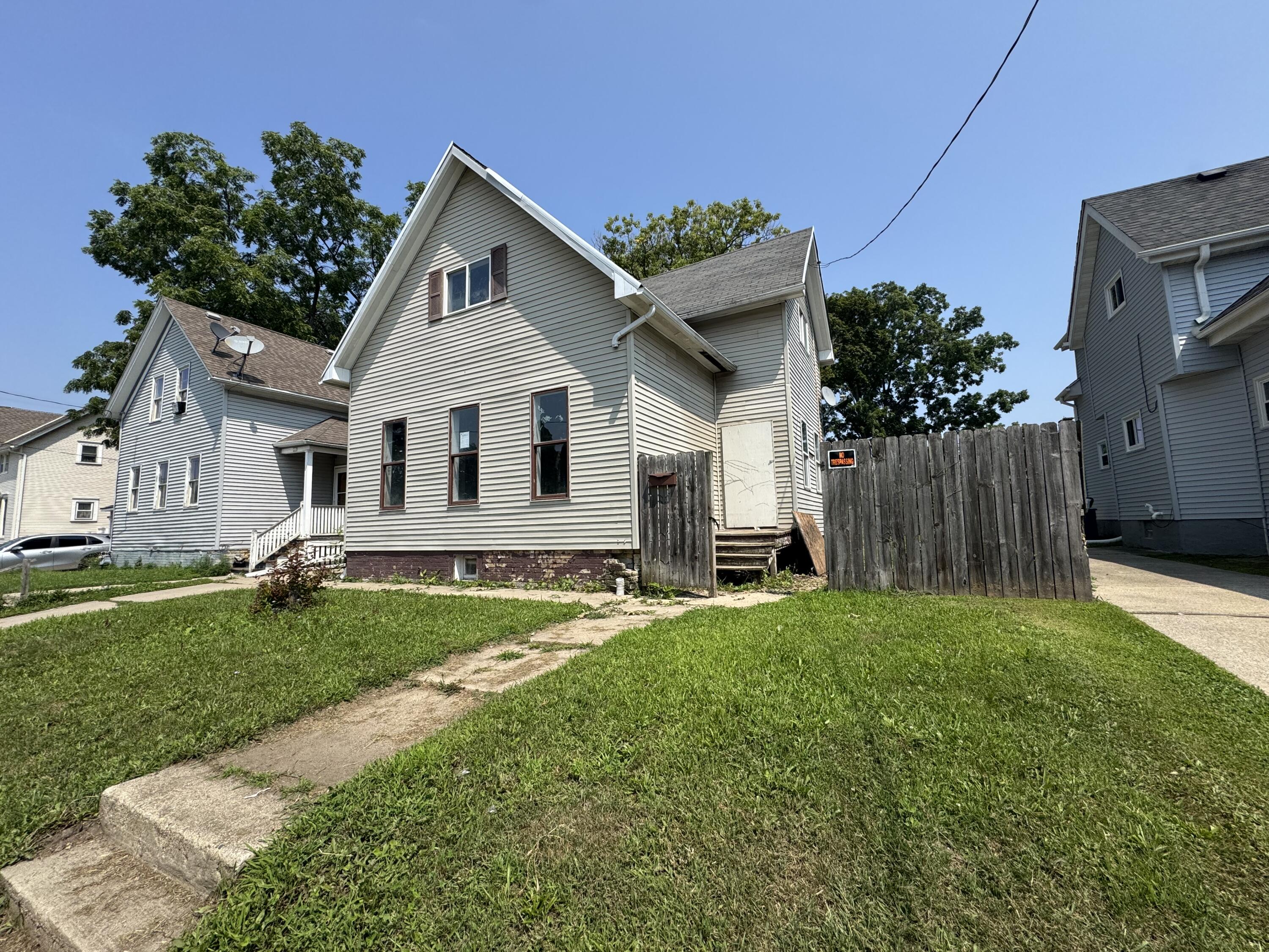 235 Howland Avenue Racine, WI 53404 - Photo 1 of 1 IMG_7122