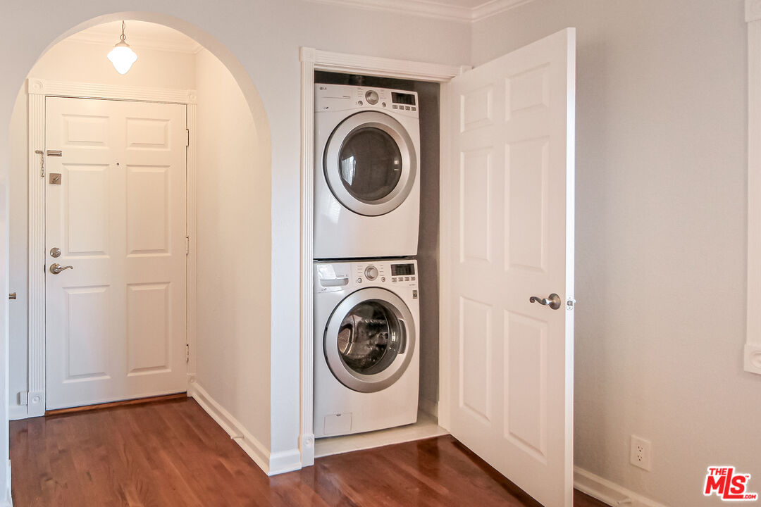 930 South Bedford Street, Unit 4 Los Angeles, CA 90035 - Photo 22 of 24 a utility room with dryer and washer
