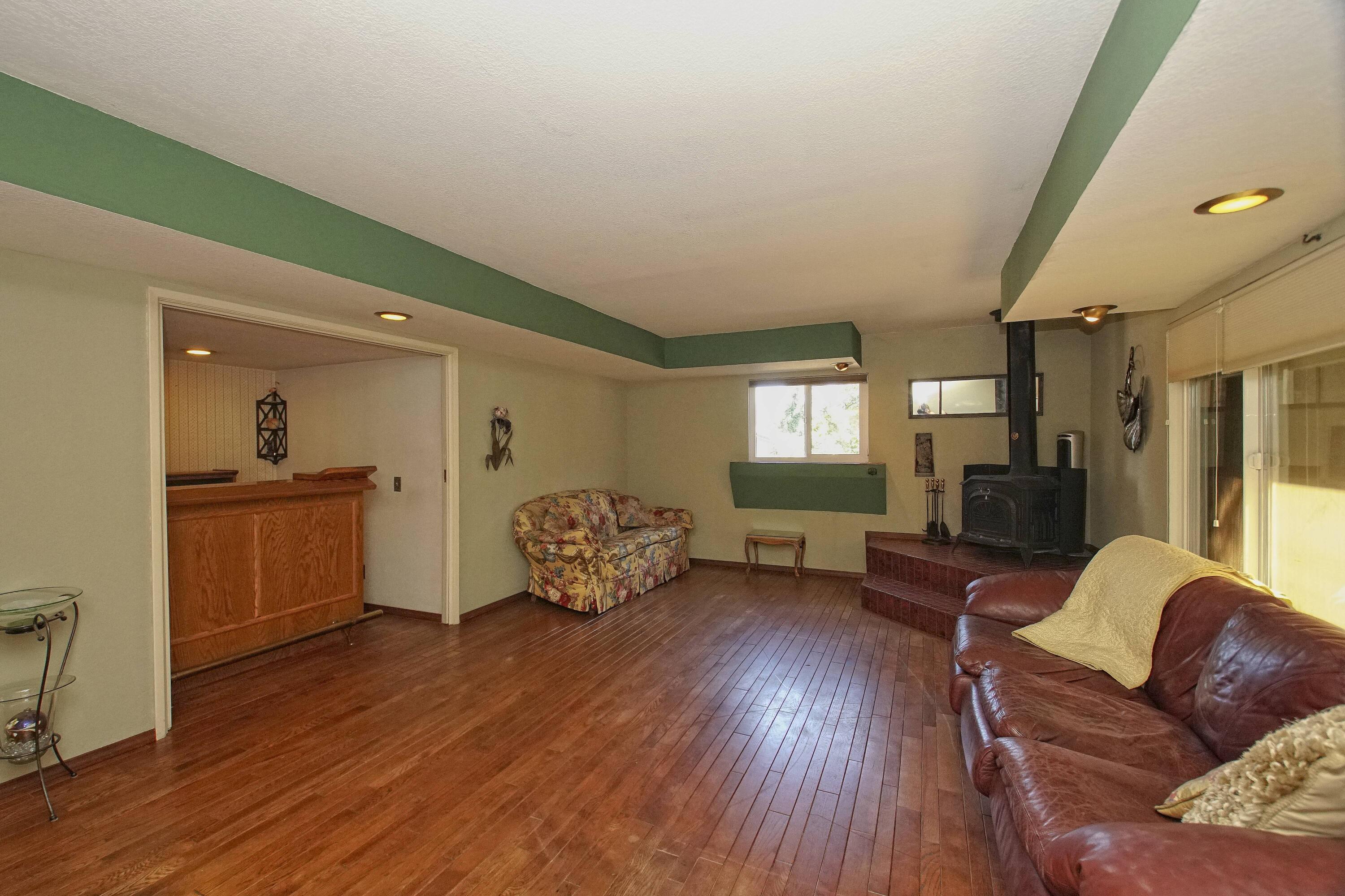 8489 Valley View Road Redding, CA 96001 - Photo 18 of 61 Entertain